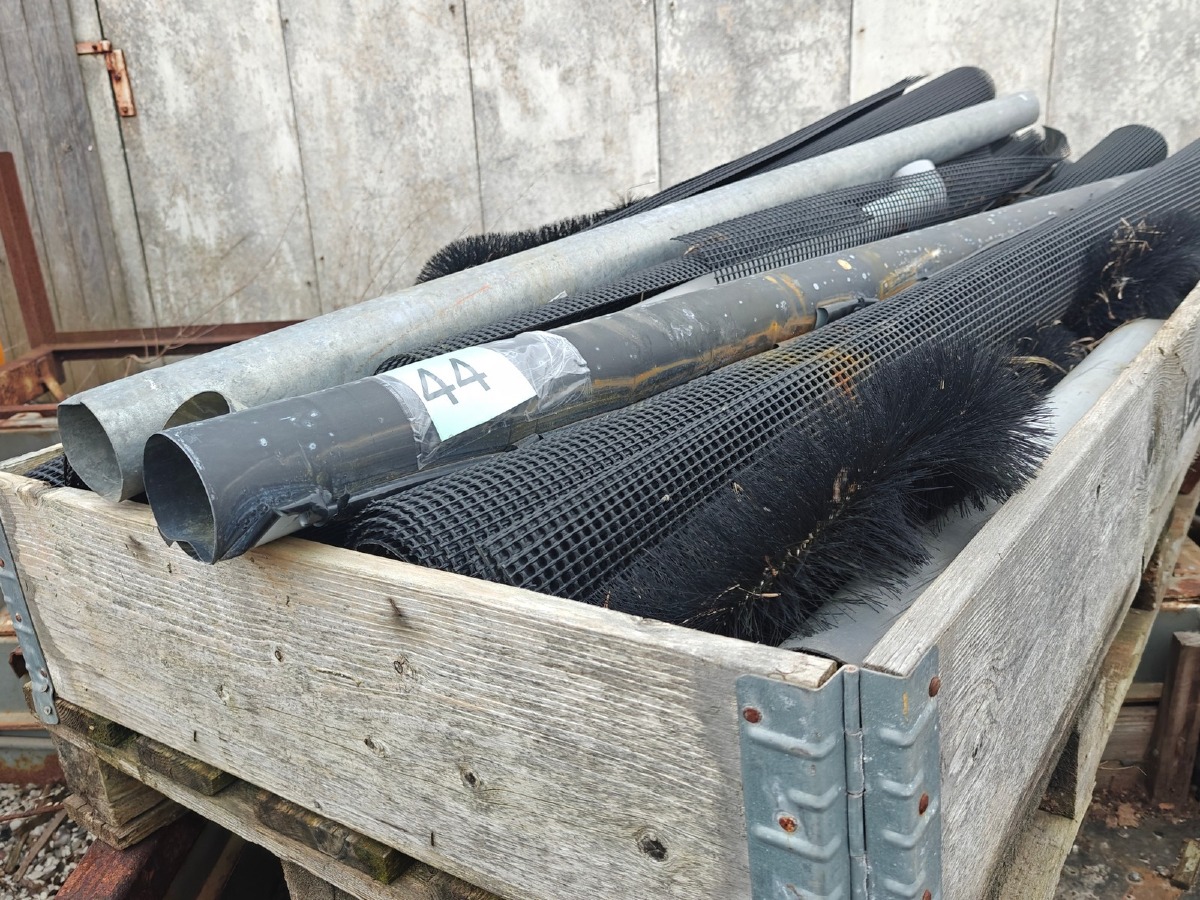 Parti net/dækken t/tagrender. Div nedløbsrør medfølger. 