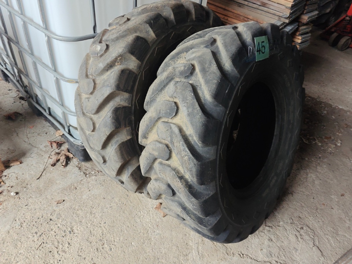 2 Traktor-/rendegraverdæk. Mrk: GoodYear. 12.5/80 x 18. 10 Lag. Lettere brugte.