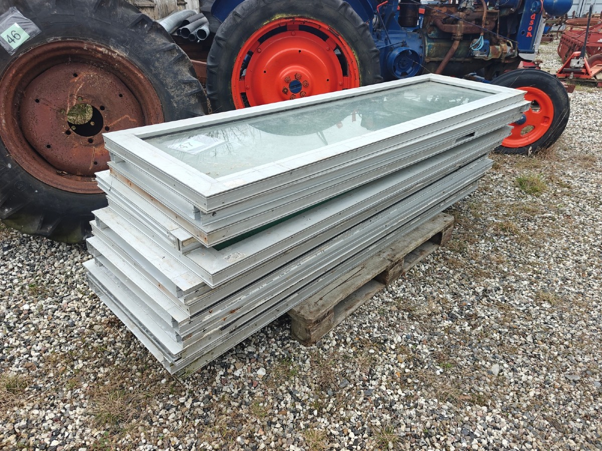 Stort vinduesparti. 12 fag. Mål (pr fag): H: 220 cm. B: 60 cm. Alu. 