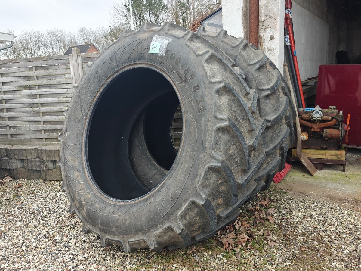 2 Traktor bagdæk: Mrk: Mitas. 600/65 x 38. Ca 60% gummi tilbage. 