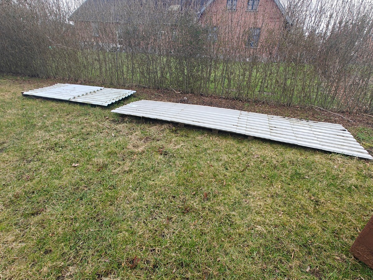 Ca 25 stålplader. Div mål (fra 100-320 cm). Fx til gavl. 