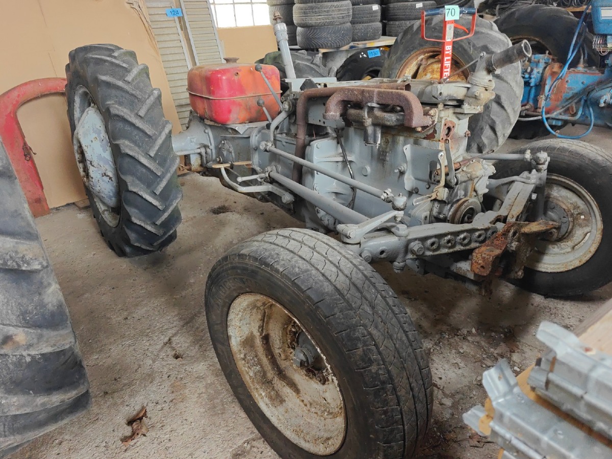 MF benzin 'krop' Med hjul. Ikke komplet, mangler div dele. 