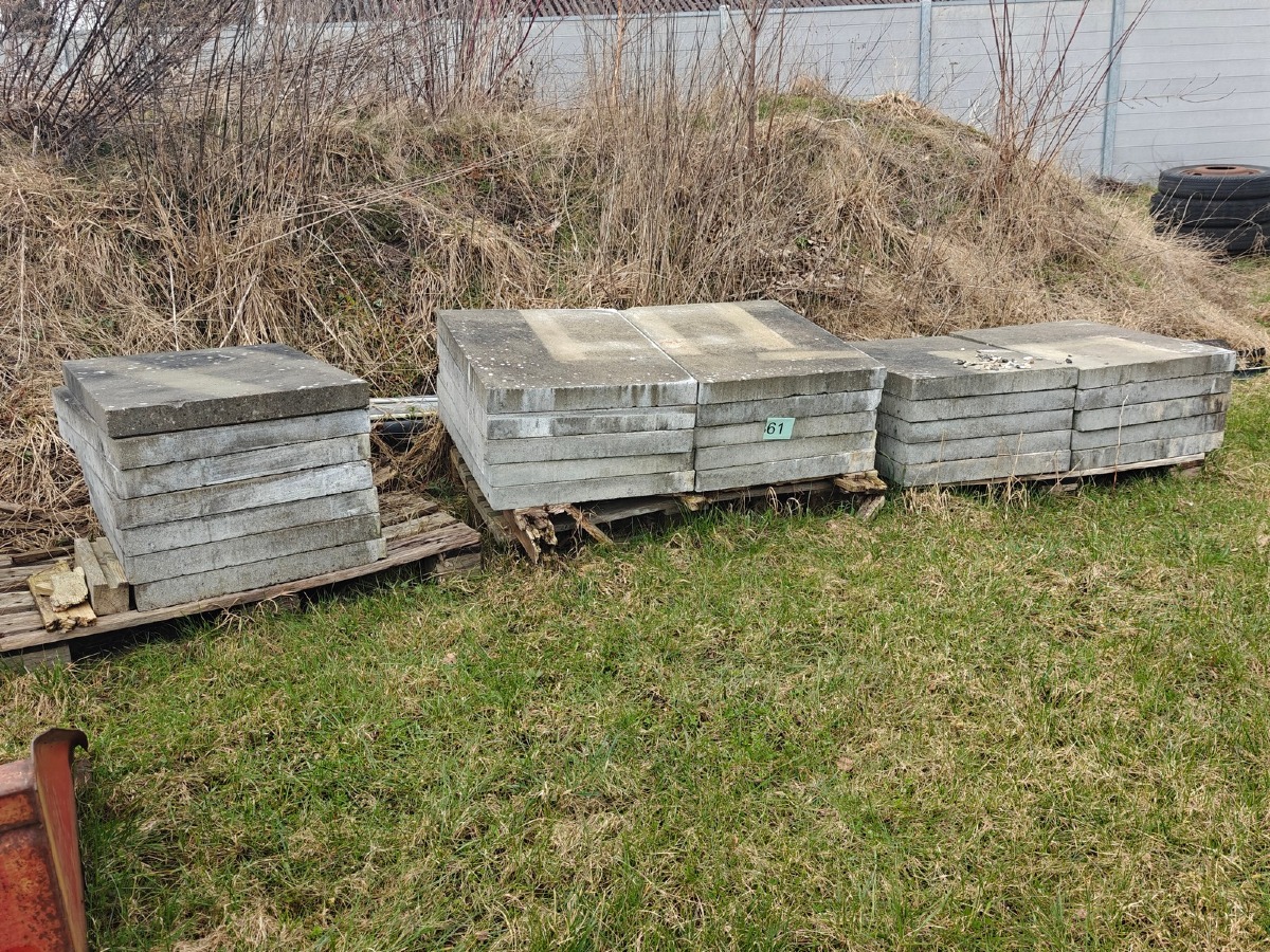 Ca 26 betonfliser. Mål: 80 x 62 x 7 cm. 