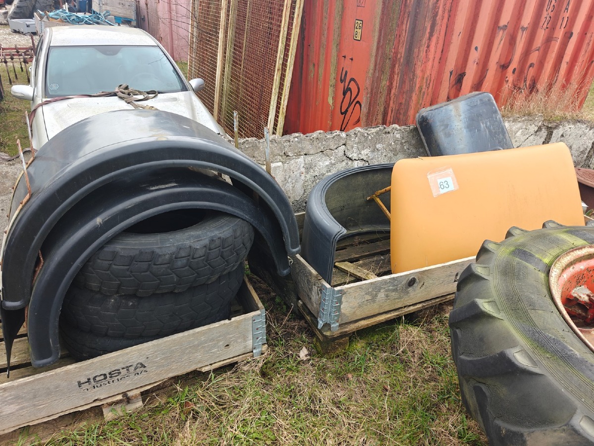 Div. udstyr t/last-/varebiler. Tank, dæk mm.