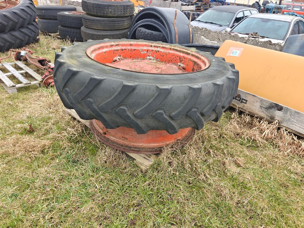 1 Baghjul og 1 fælg t/traktor. Dæk: 13.6 x 38. 