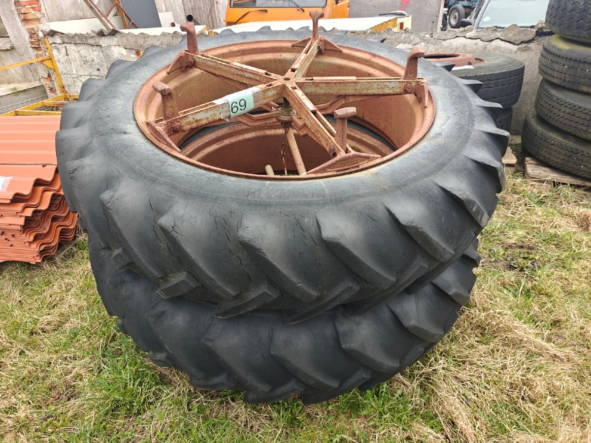 1 Sæt tvillingehjul. 5-armet. Dæk: 13.6 x 38. 