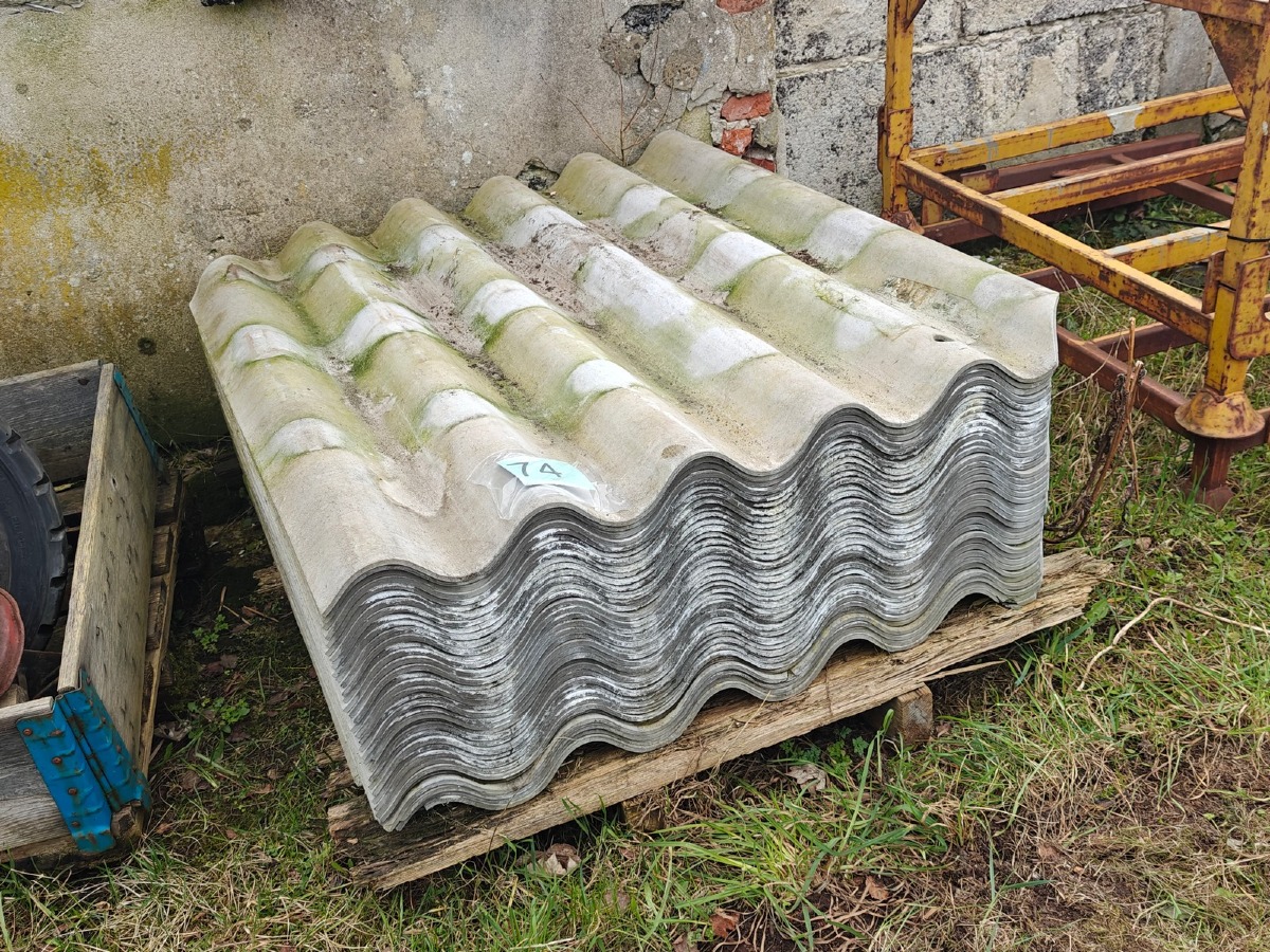 Eternit tagplader. Nogle med skader. 