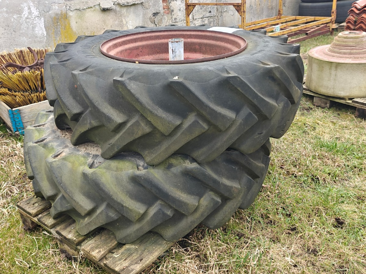 2 Traktorbaghjul. Dæk: 14.9 / 13 x 26. 