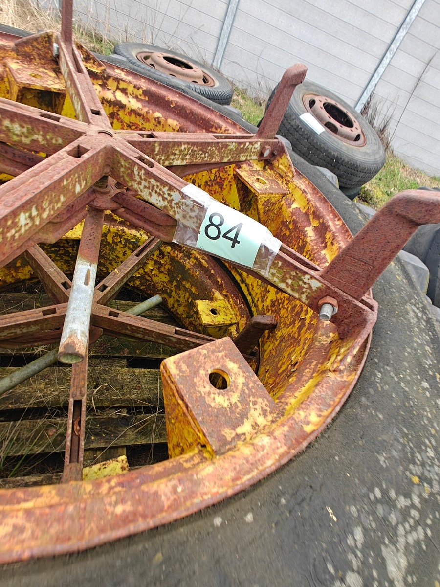 1 Sæt tvillingehjul. 5-armet. Dæk: 16.9 x 38. 