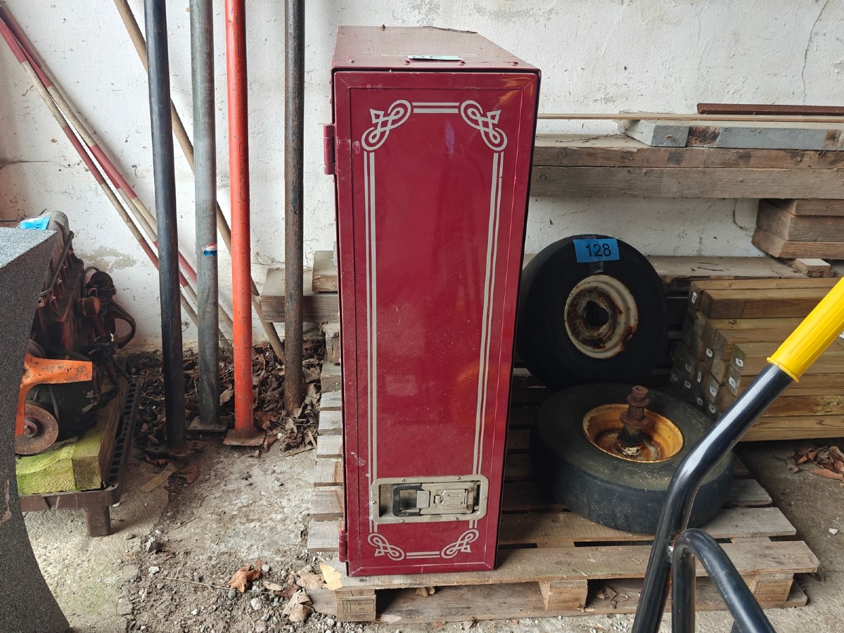 Værktøjsskab t/lastbil. Mål: H: 110 cm. B: 35 cm. D: 80 cm. Brugt.