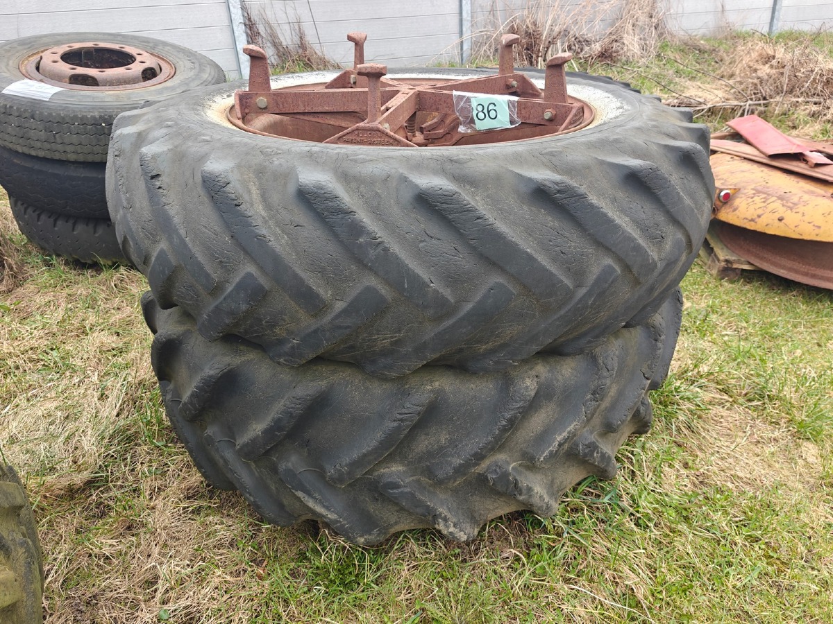 1 Sæt tvillingehjul. 5-armet. Dæk: 16.9 x 38. 