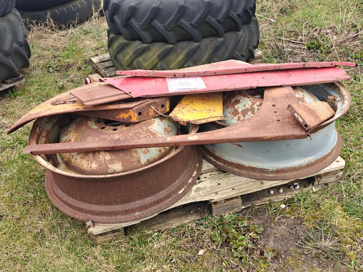 Hjul, fælge og pladedele t/Massey Ferguson traktor. 