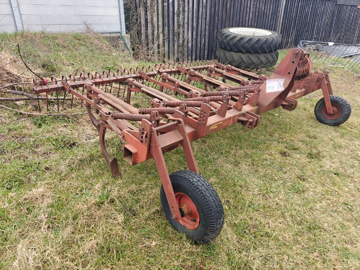 Stubharve. Mrk: MFA. 13-tands. Arbejdsbredde: 320 cm. Med efterharve.