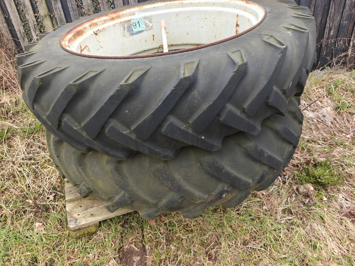 1 Sæt tvillingehjul. 5-armet. Dæk: 13.6/12 x 38.