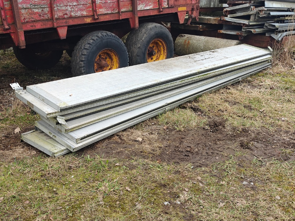 7 Portelementer. Isolerede. Mål: L: 405 cm. B: 50 cm. 