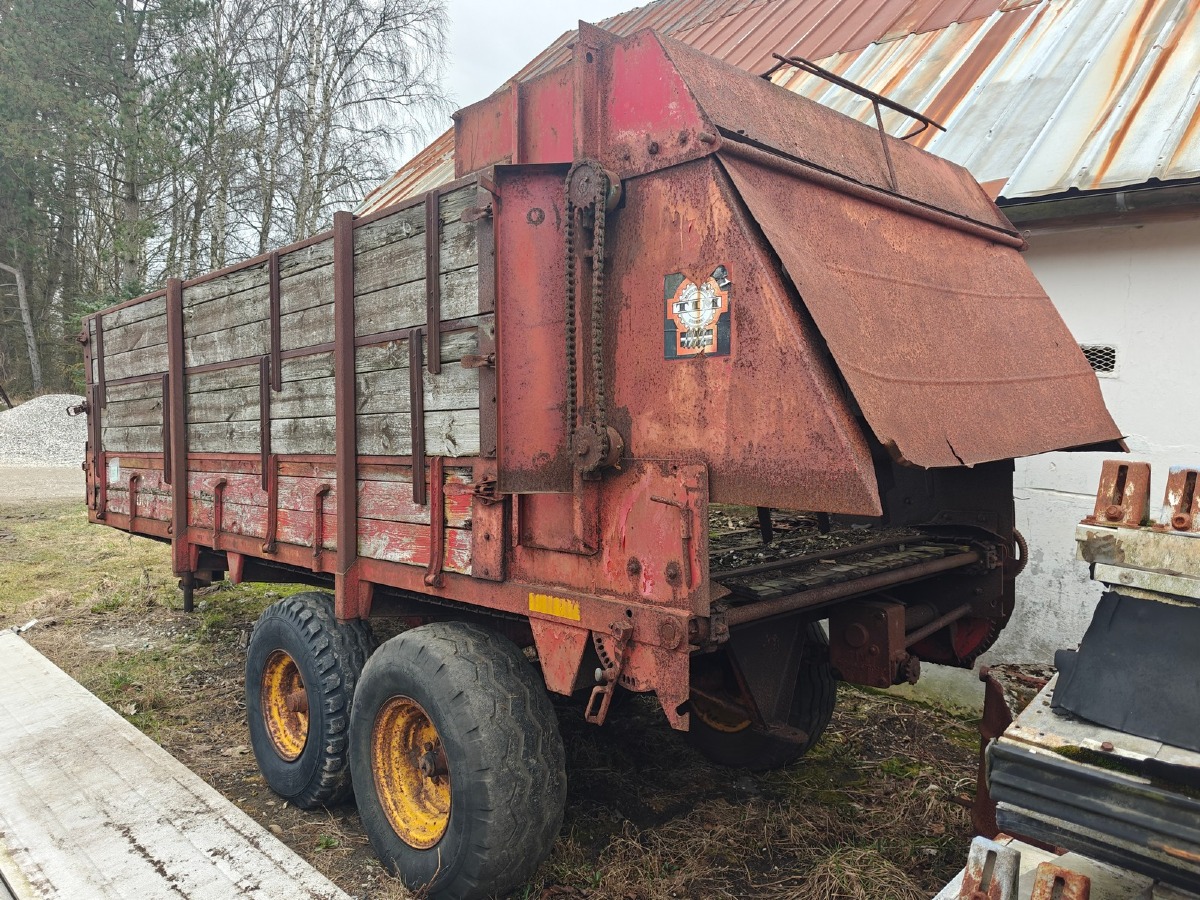 Aflæsservogn. Mrk: Tim. 2-Akslet. Høje sider. Træ i dårlig stand. 