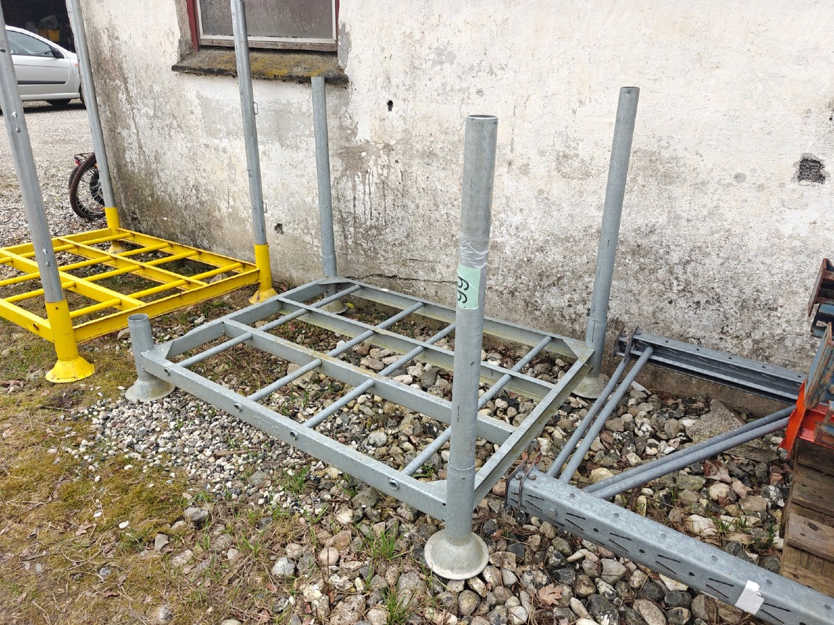 Materialestativ. Mål: 140 x 100. H: 110 cm. Brugt.