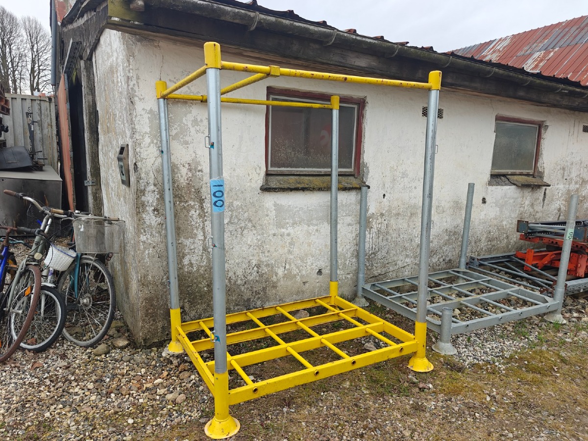 Materialestativ. Mål: 140 x 105. H: 185 cm. Brugt.