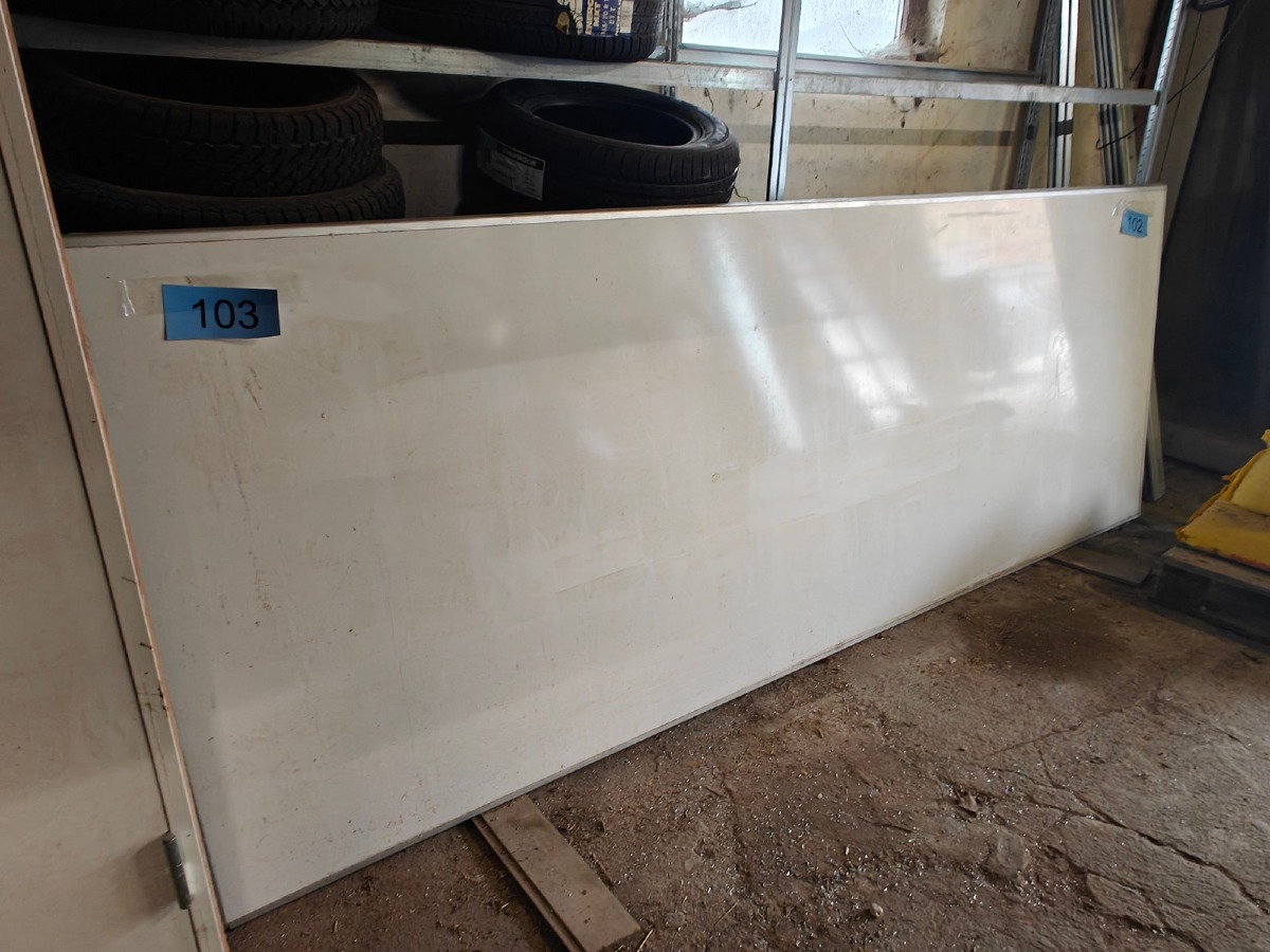 2 Whiteboards. Mål: 295 x 110 cm. Brugte.