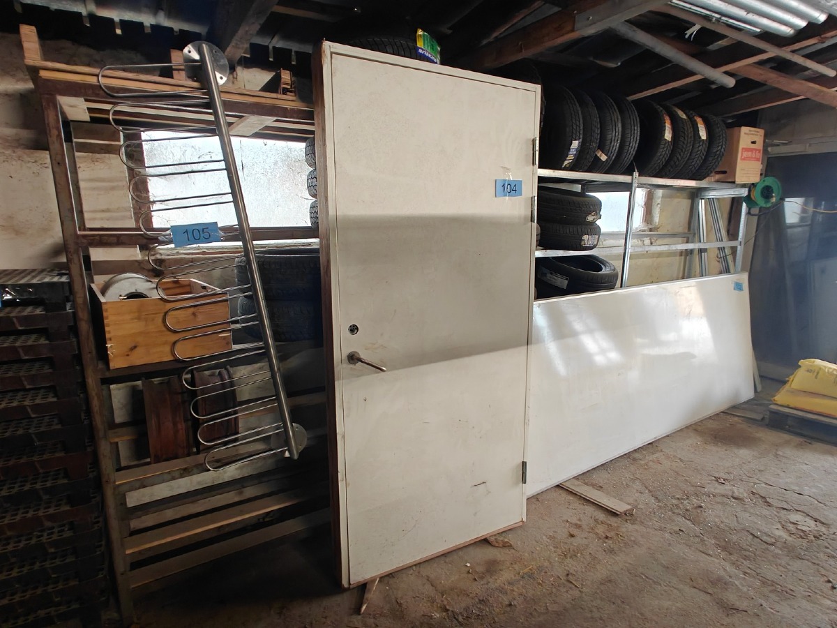 Dør m/karm. Mål (incl karm): H: 210 cm. B: 99 cm. D: 13 cm . Brugt.