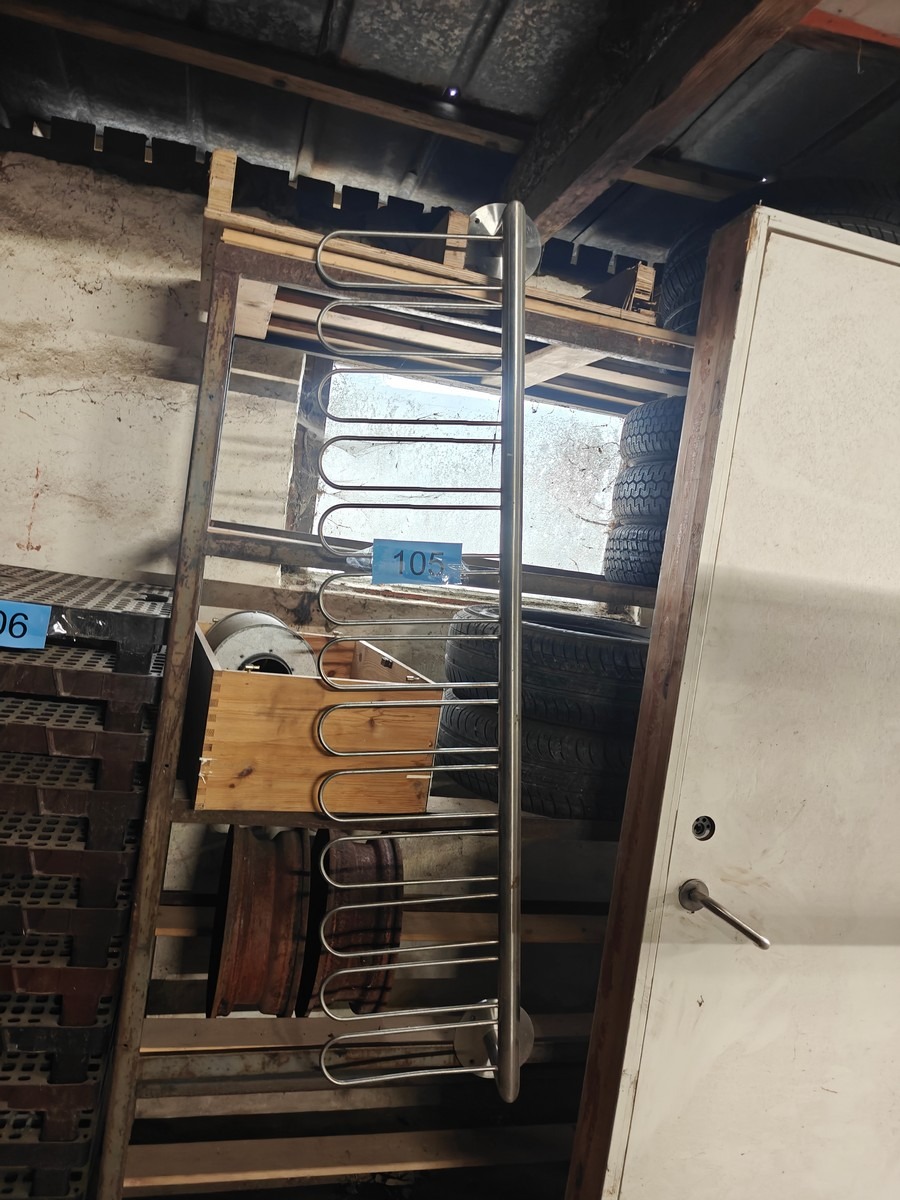 Glasholder t/bar. Rustfrit stål. Mål: B: 150 cm. Med 12 holdere.