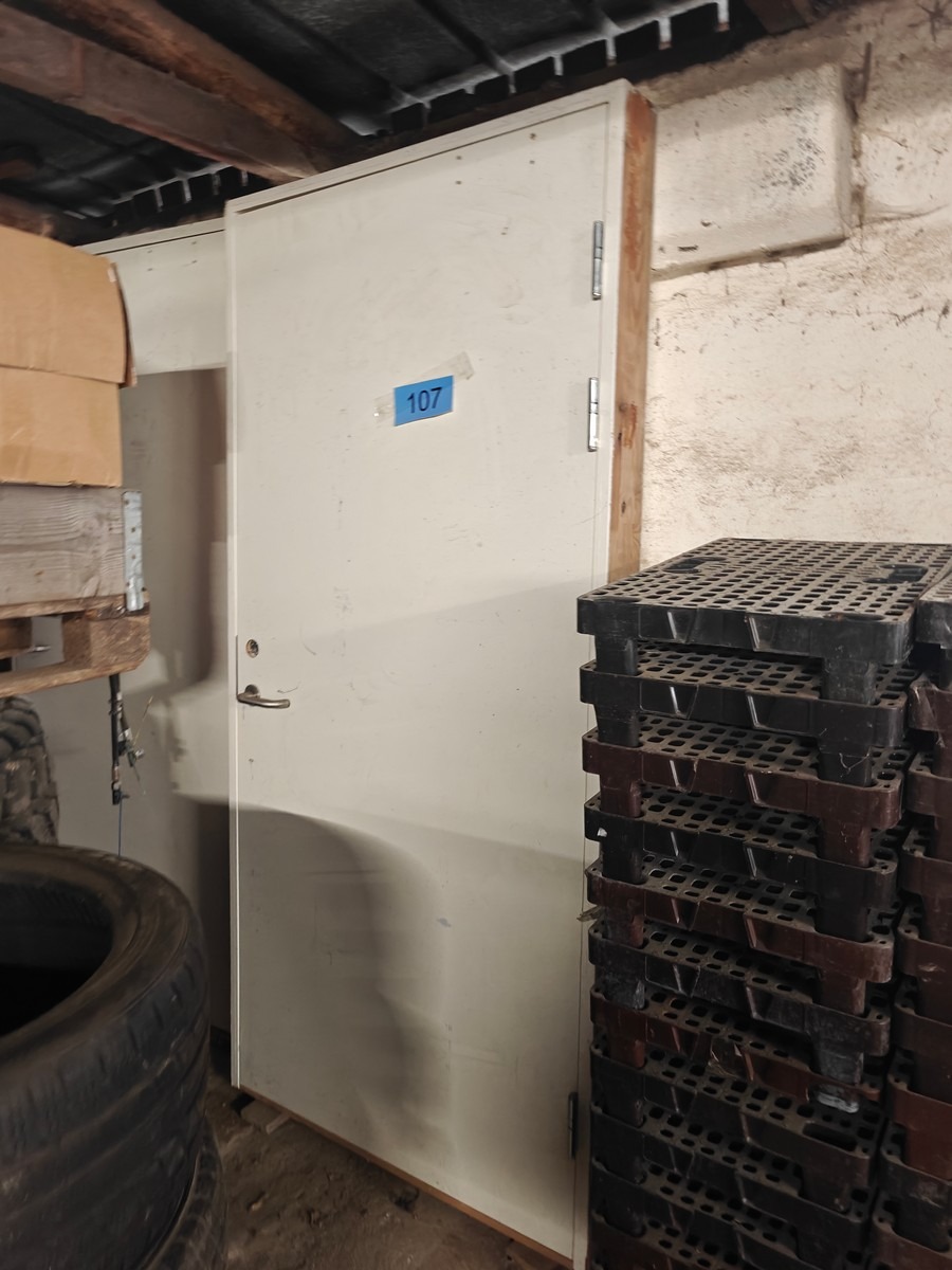 Dør m/karm. Mål (incl karm): H: 210 cm. B: 99 cm. D: 13 cm . Brugt.