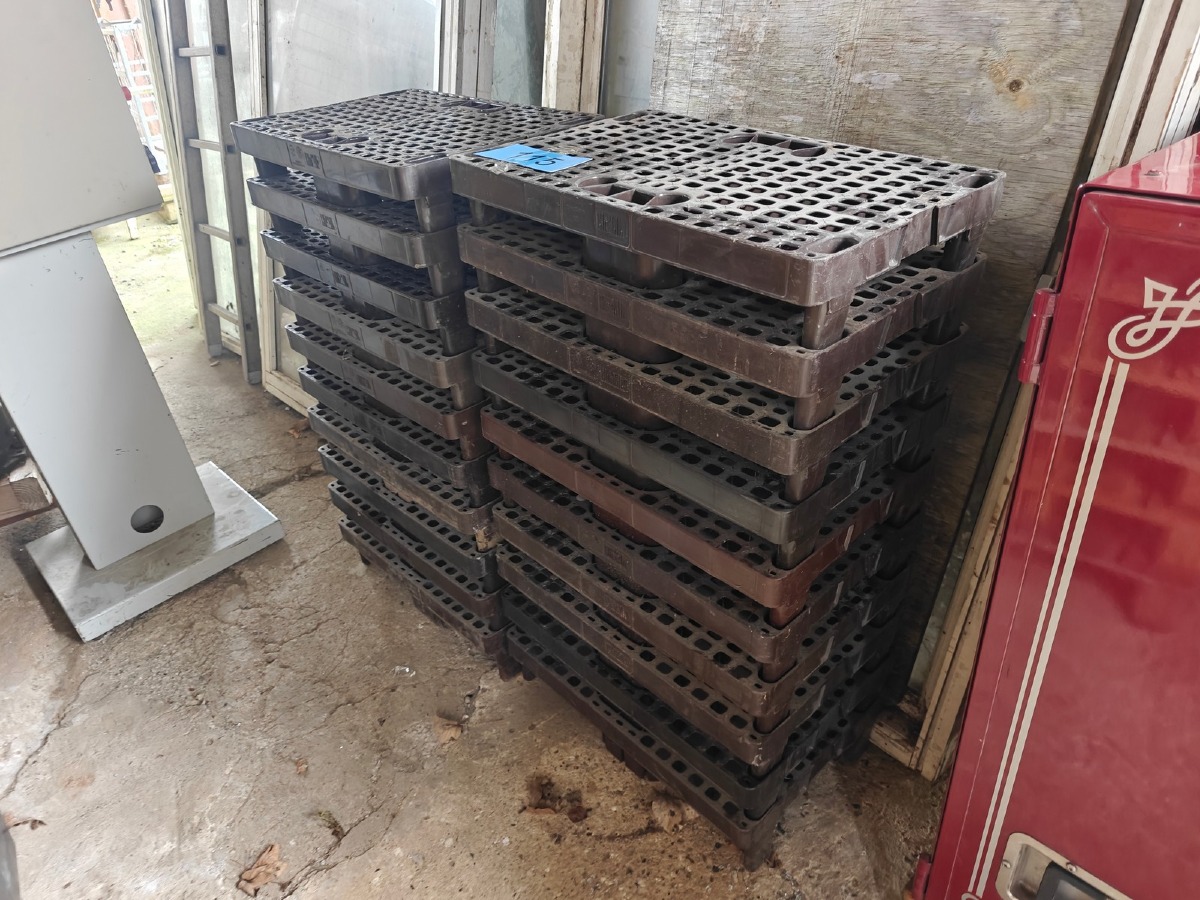 20 Plast kvartpaller. 