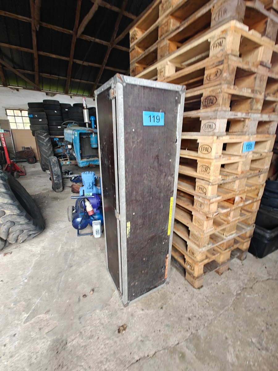 Flightcase. Mål: B: 160 cm. D: 45  cm. H: 42 cm. 