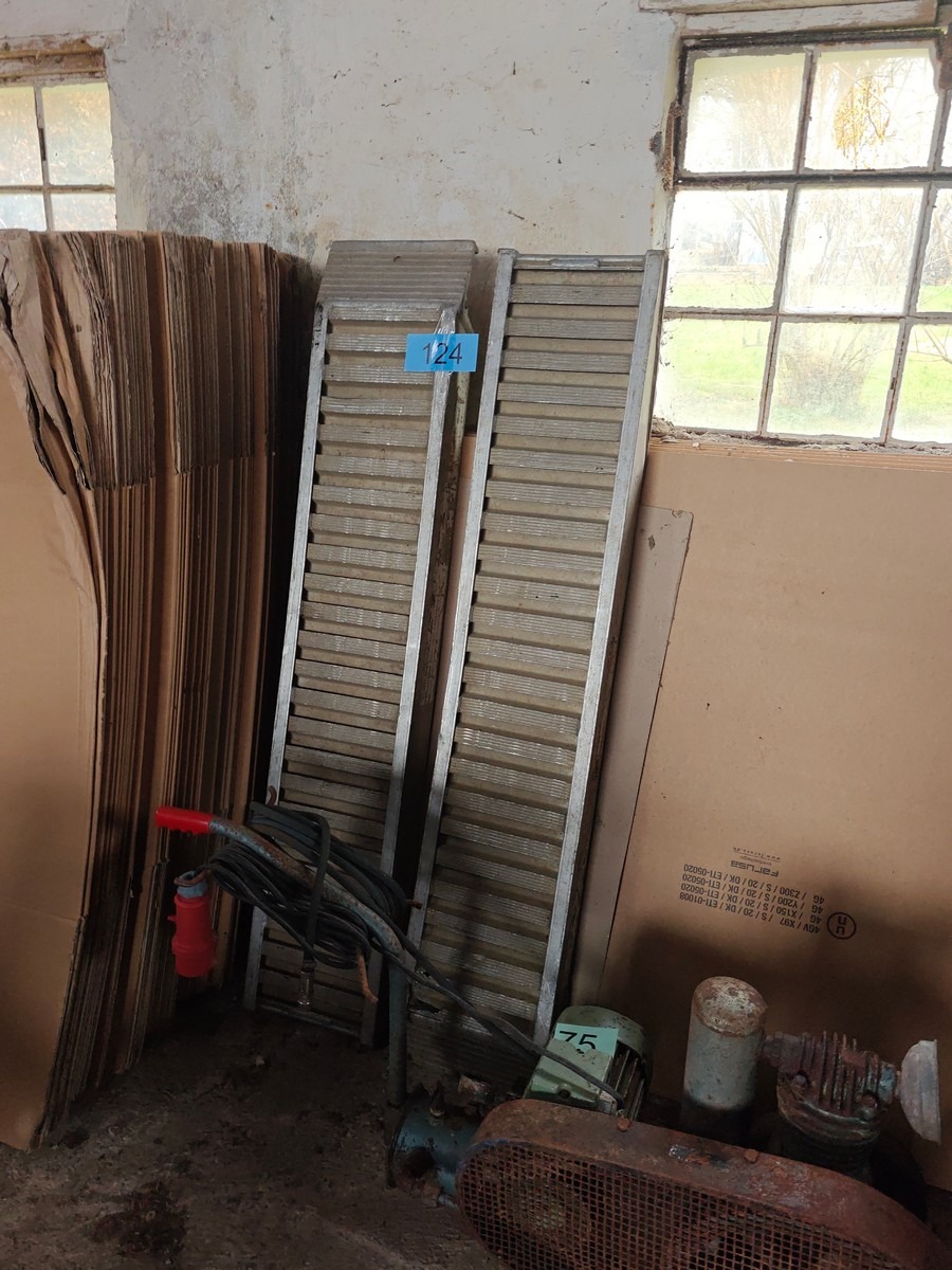 2 Aluslisker. Mål: L: 160 cm. B: 30 cm.