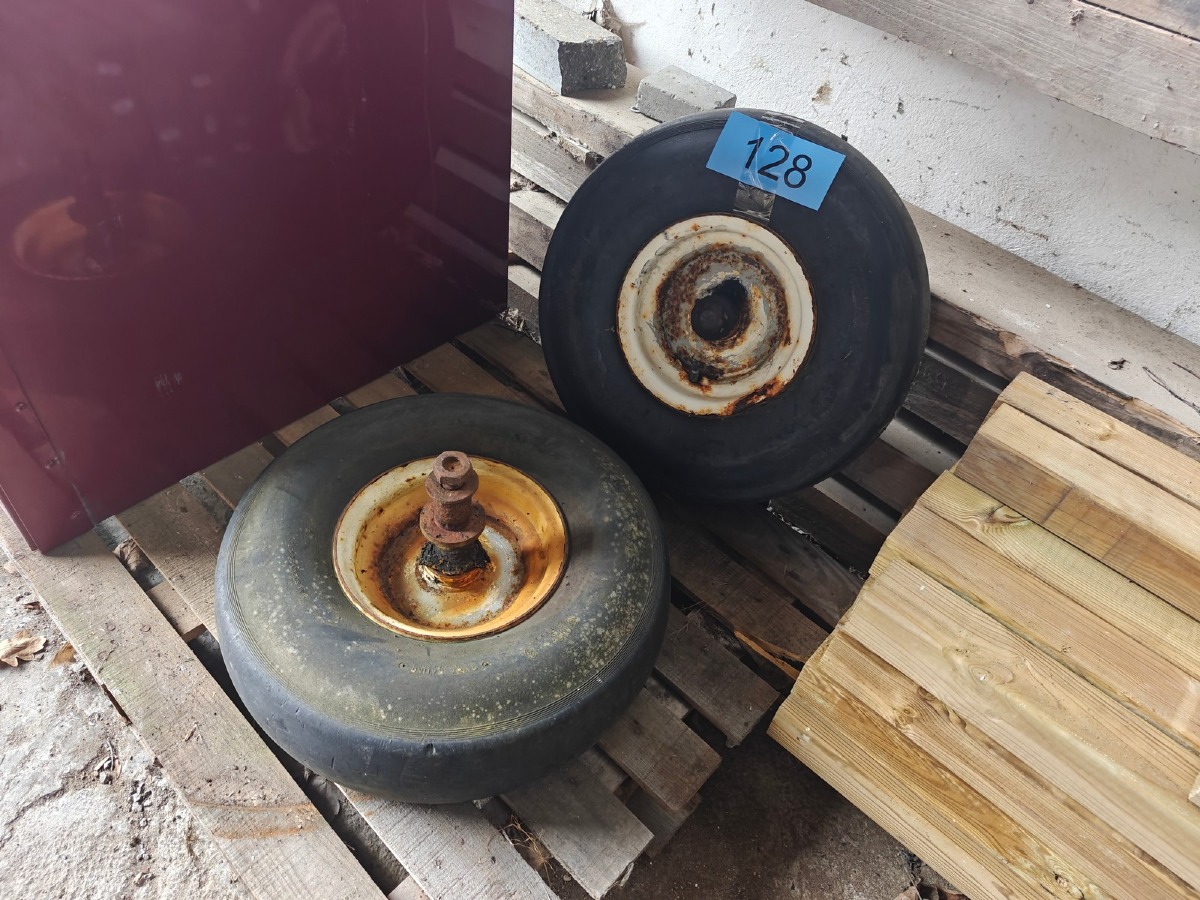 2 Landbrugs-/maskinhjul m/aksler. Dæk: 600 x 9. 