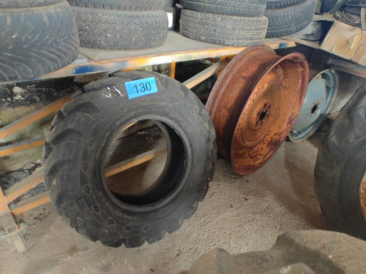 1 Traktor-/rendegraverdæk. Mrk: GoodYear. 12.5/80 x 18. Ubrugt.