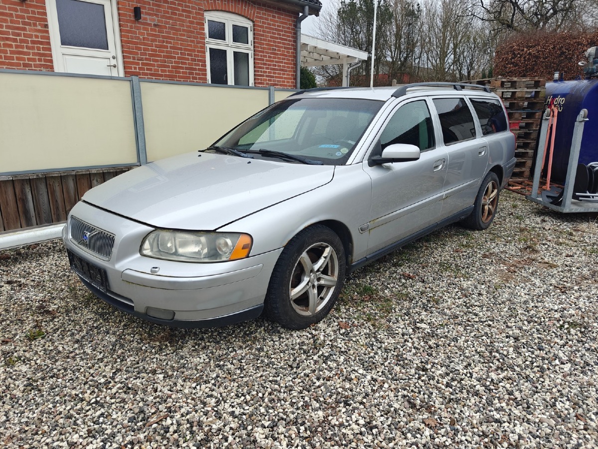 Volvo V70. 2.4. Årgang: 12/2004. Sidste reg.nr CL 36478. Med træk