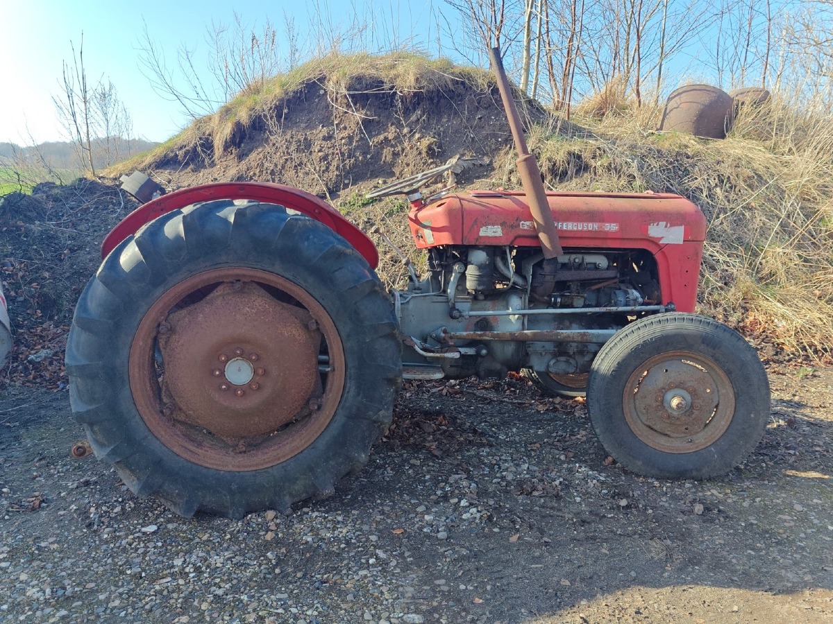 MF 35 benzin.  Stelnr SHM148988.