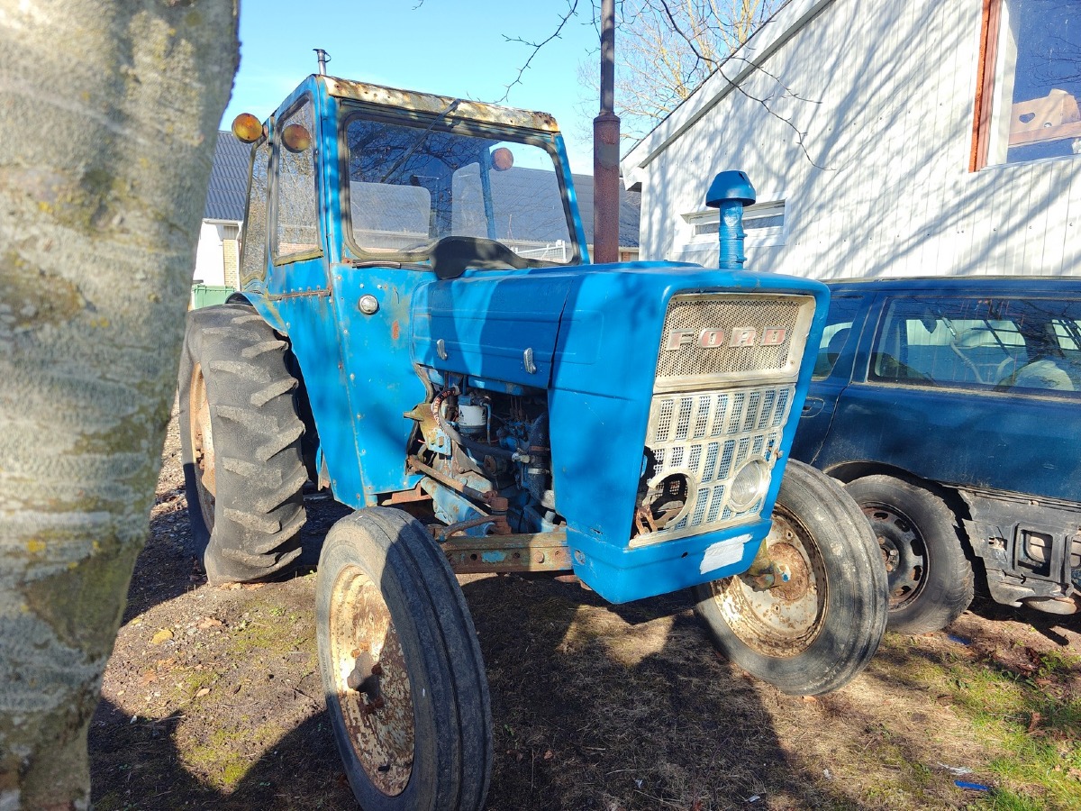 Ford 3000. 3 Cylinder. Diesel. Time-tæller står på 3595.  