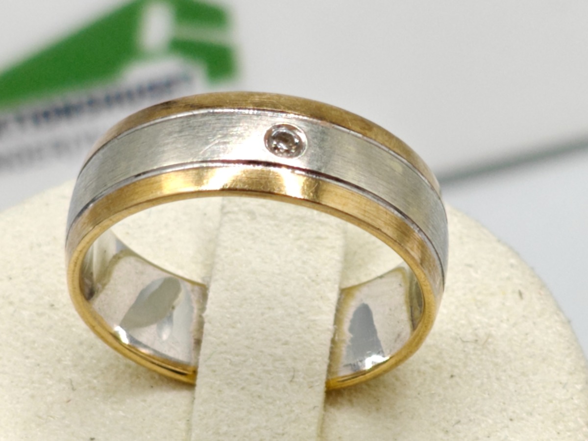 Guldring 8 karat med lille diamant