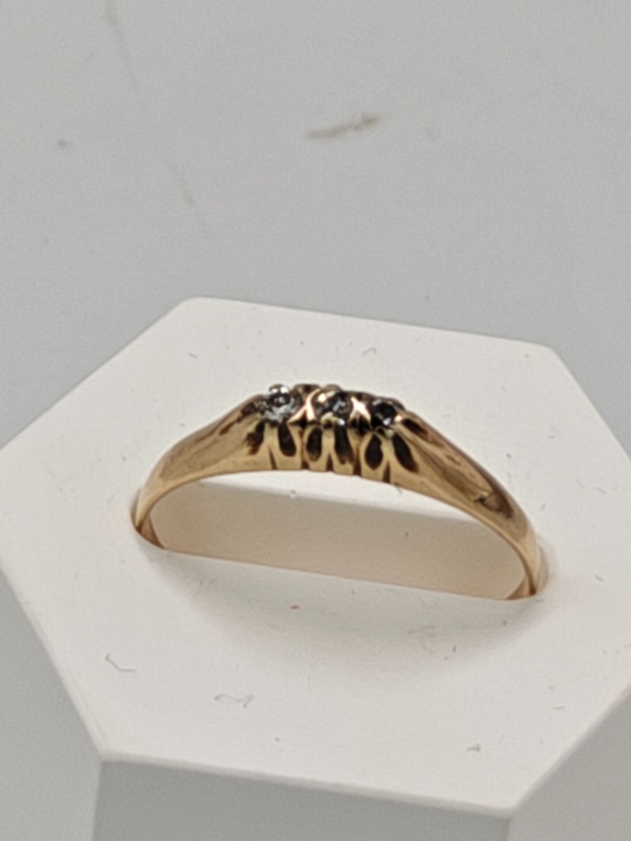 Guldring med 3 små diamanter
