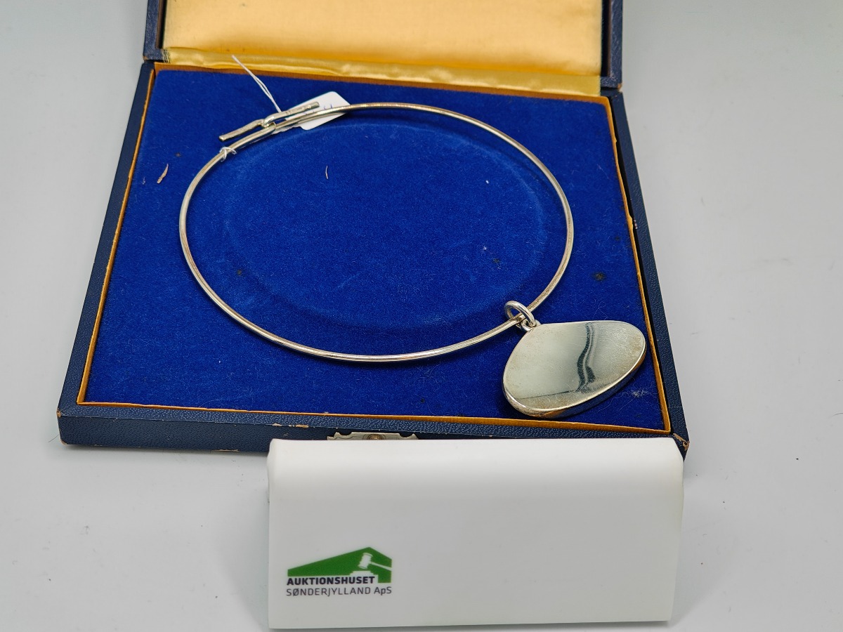 Bent Knudsen Sterling sølv halsring NO 55 med vedhæng NO 32