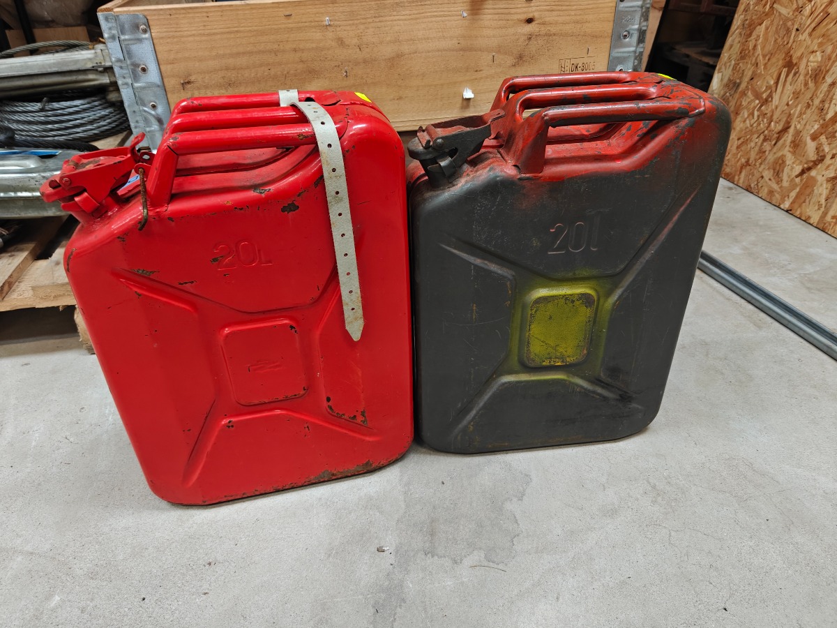 Jerry cans (2)