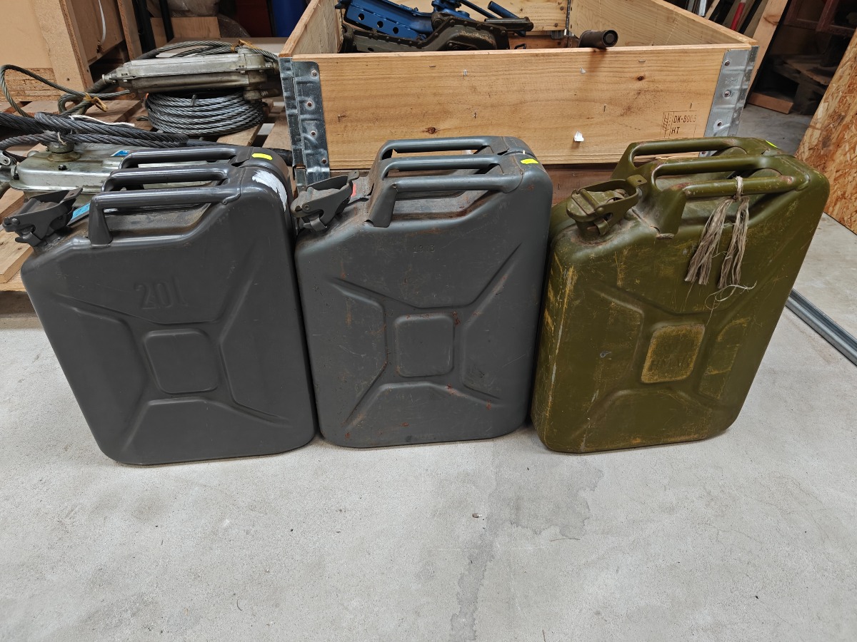 Jerry cans (3)
