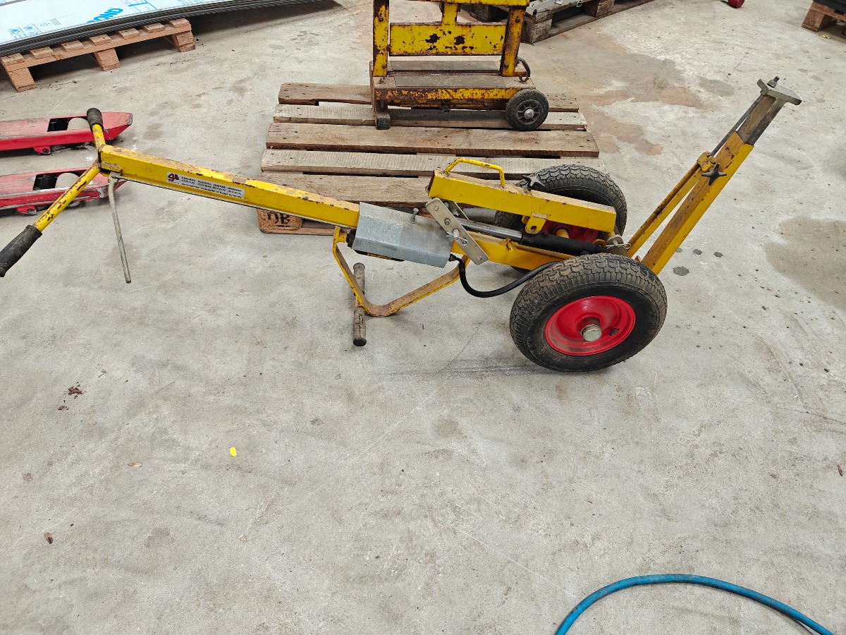 Læggemaskine til fliser og stenklemme