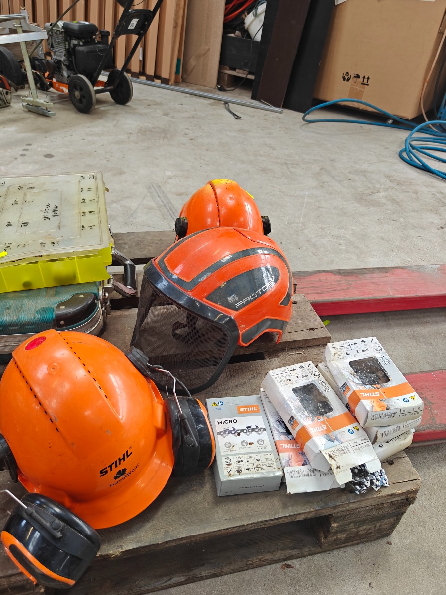 3 skovhjælme og 6 motorsavs kæder 