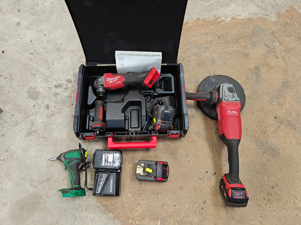 2 stk akku Milwaukee vinkelslibere & hikoki skruemaskine 