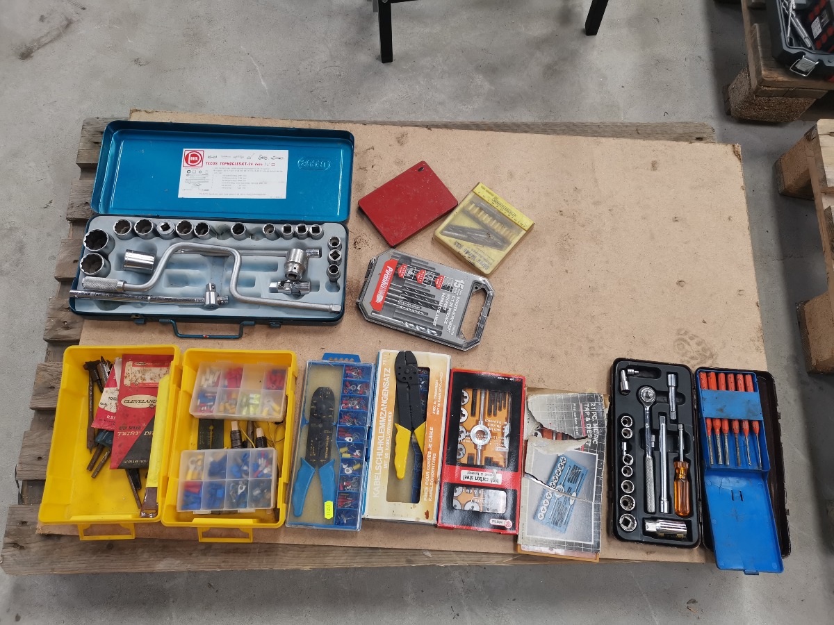 Topnøglesæt, gevindskærer, kabeltænger m.m. 