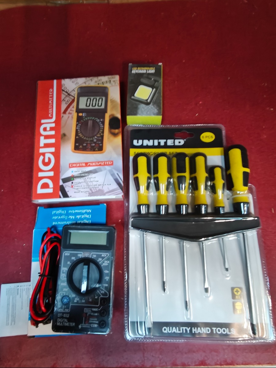 Digital multimeter, skruetrækkersæt og lille led lampe