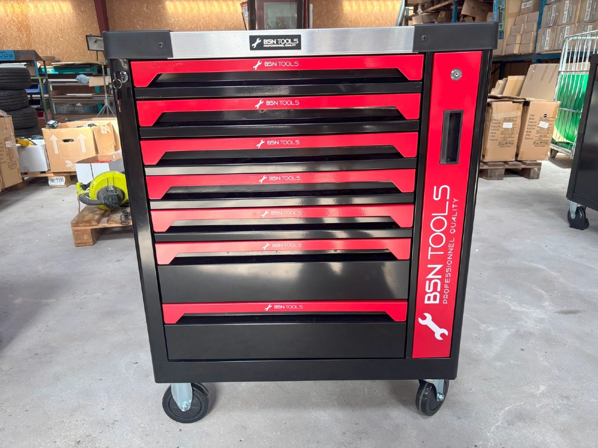 Værktøjsvogn, med masser af værktøj i