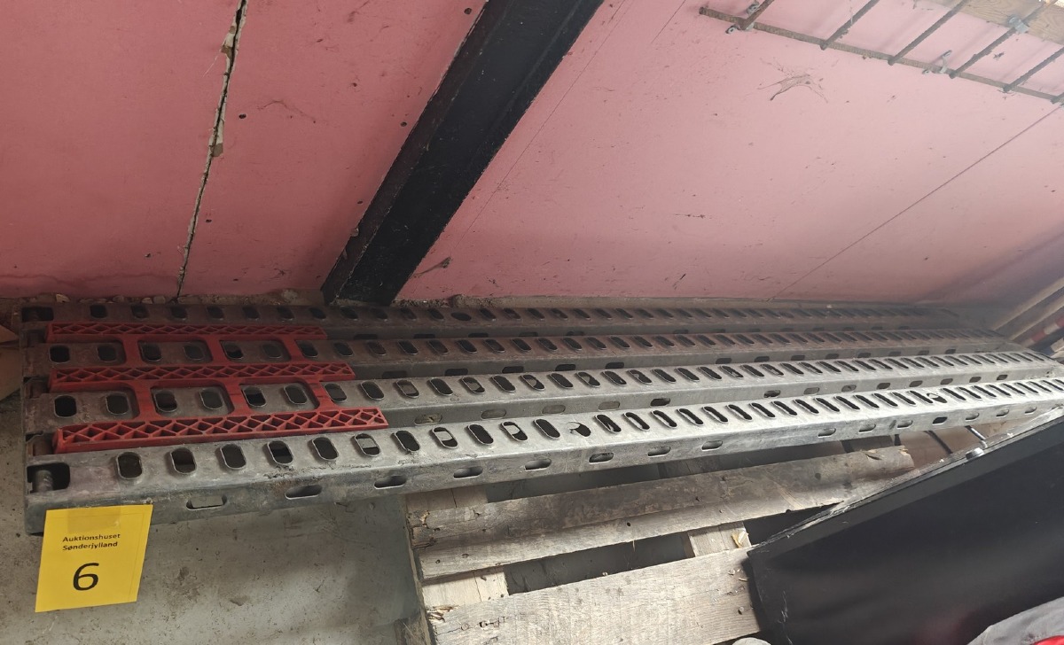 Kørerampe/sliske. Galvaniseret stål. Mål: 230 x 48 cm