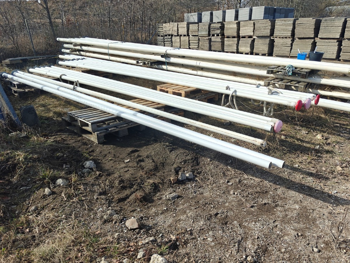 2 Glasfiber flagstænger t/erhverv. 8 m. Mrk: VM Original. Med indvendig lineføring (mgl nøgle). Påsat vippe-/ monteringsbeslag. Mål: Længde: 8 m. Brugte