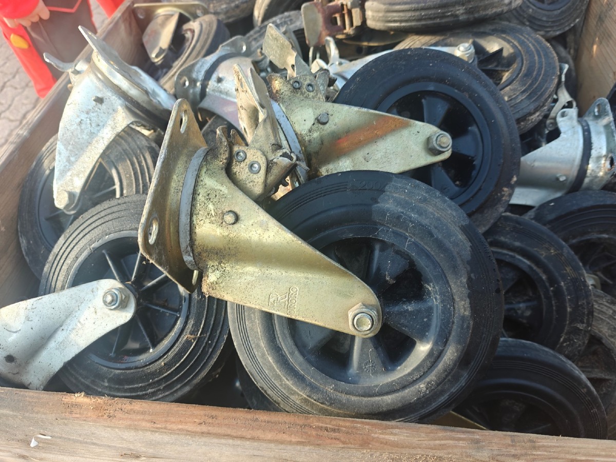 12 Transport-/industrihjul. Rotérbare med bremse. Mål: 200/50-100 (ø20 cm)