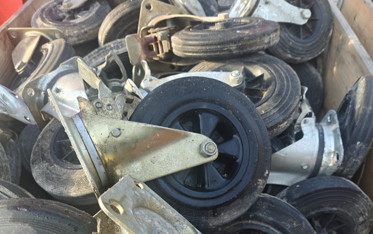 24 Transport-/industrihjul. Rotérbare med bremse. Mål: 200/50-100 (ø20 cm)