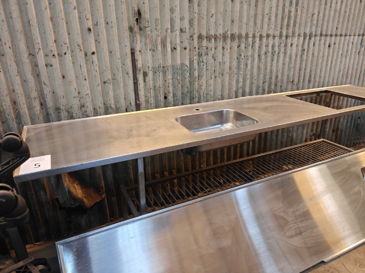 Rustfrit stålbord m/vask og hylde under.  Mål: B: 305 cm. D: 60 cm.  H: 86.5 cm